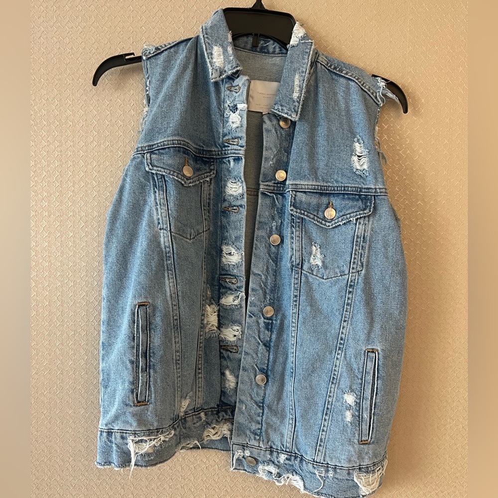 Zara jean vest. Never worn❤️